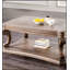 Table basse de style traditionnel avec pieds sculptés en volutes et tablette inférieure ouverte, finition chêne pour salons élégants