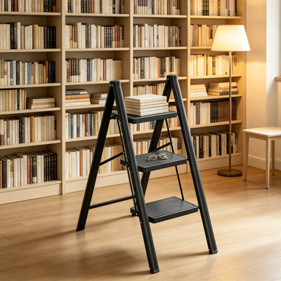 Escabeau pliant, échelle portative légère à trois marches avec pédales larges antidérapantes et verrou de sécurité, escabeau robuste pour adultes, utilisation à l'intérieur dans la cuisine, le garage, la salle de bain et plus encore, conception peu encombrante, noir