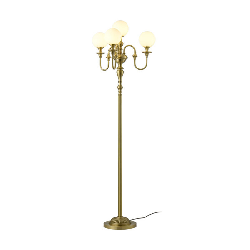 Lampes sur pied en cuivre doré et verre