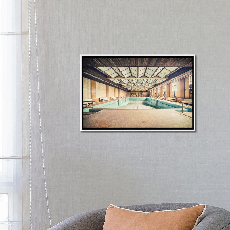 Piscine vide - impression d'art mural, H 18 po x l 26 po, Reproduction encadrée sans passe-partout, Blanc