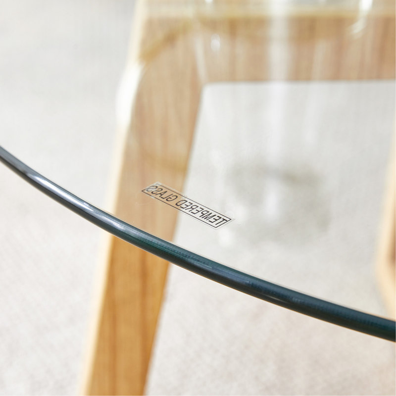 Tables basses modernes et pratiques. Fabriqué en plateau de table en verre trempé transparent et en bois aggloméré coloré