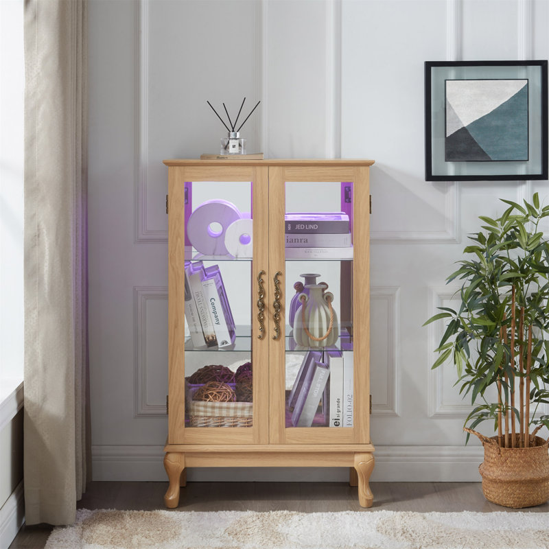 Élégante armoire vitrée en chêne clair avec portes en verre trempé, lumière DEL, panneau arrière en miroir et tablettes réglables - rangement parfait pour la maison et le bureau