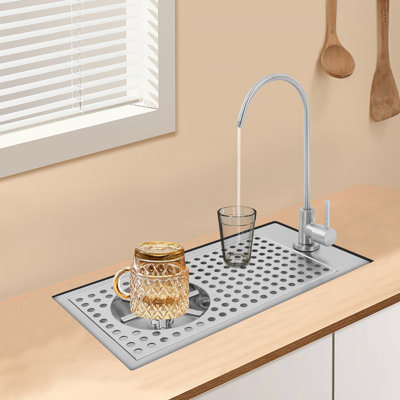 Laveur de verres avec lavabo et robinet