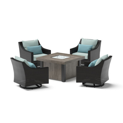Ensemble de conversation en rotin de cinq articles Fionnula avec plusieurs chaises et housses de coussin Sunbrella