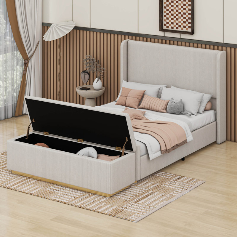 Structure de lit tapissier en velours côtelé grand format avec repose-pieds avec rangement, tête de lit à oreilles et pied de lit à rayures verticales