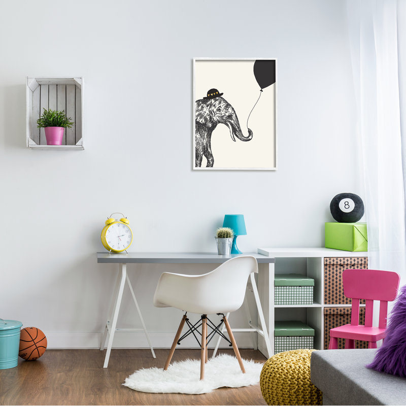Éléphant avec un chapeau de Derby tenant un ballon noir, Giclée encadrée blanc bord de mer, H 30 po x l 24 po x P 1,5 po