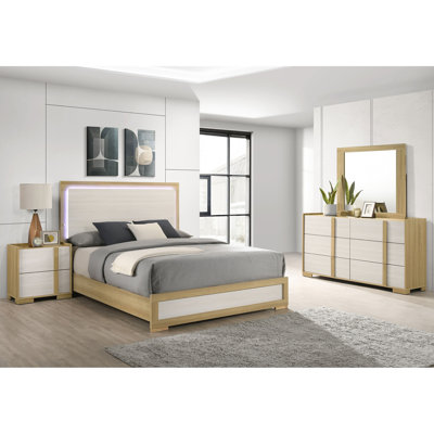 Chambre à coucher de style côtier avec 4 pièces (lit queen), éclairage DEL intégré, lit en bois naturel, table de chevet, commode et miroir.