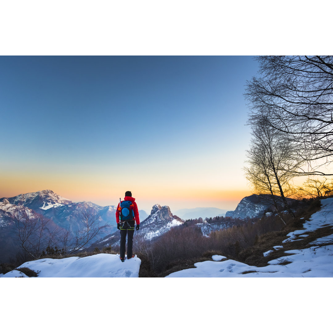 Wanderer mit Blick auf die Berge bei Sonnenaufgang von Deimagine - Kunstdrucke ohne Rahmen auf Leinwand