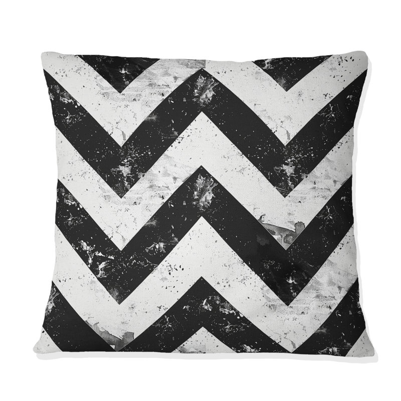 Coussin décoratif noir à motif de chevrons noirs et blancs II, H 16 po x l 16 po