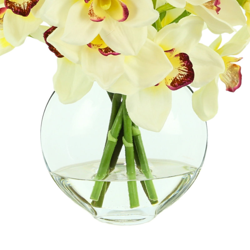 Arrangement auxvasse orchidée dans un vase en verre miroitant