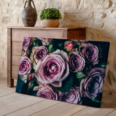 Toile, composition de gros plan de roses luxuriantes dans des nuances variées de rose doux et de crème disposées astucieusement contre une toile