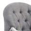 Chaise grise en tissu gris et idéale pour les chambres à coucher au fini blanc antique