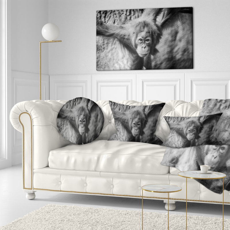 Coussin à imprimé animal noir Young Orangutan