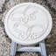 Marchepied antique en bois blanc avec papillons. Bois d'hévéa pour repose-pieds fonctionnel, mini tables. Tabouret H 10 po x P 11 po, repose-pieds de construction, côté-131102771