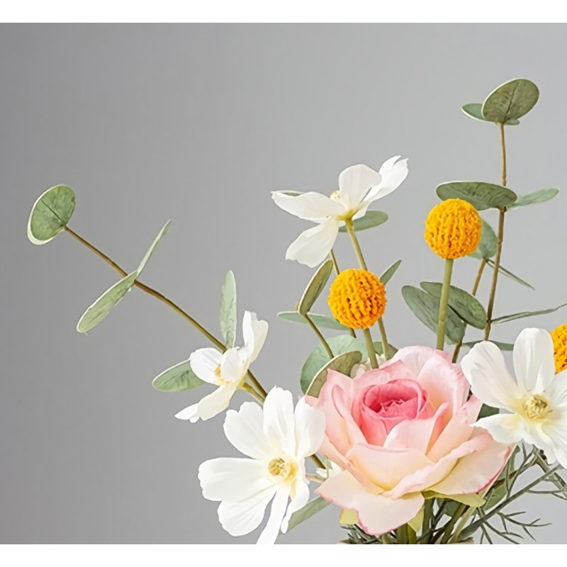 Décoration de fausses fleurs simulées