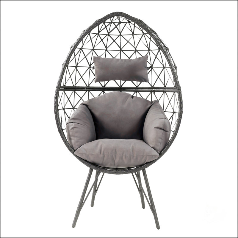 Chaise de patio gris clair et noire avec coussin rembourré