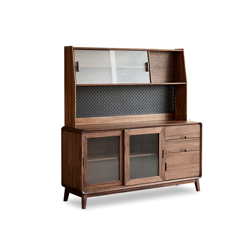 Armoire de rangement murale en bois massif contre le mur