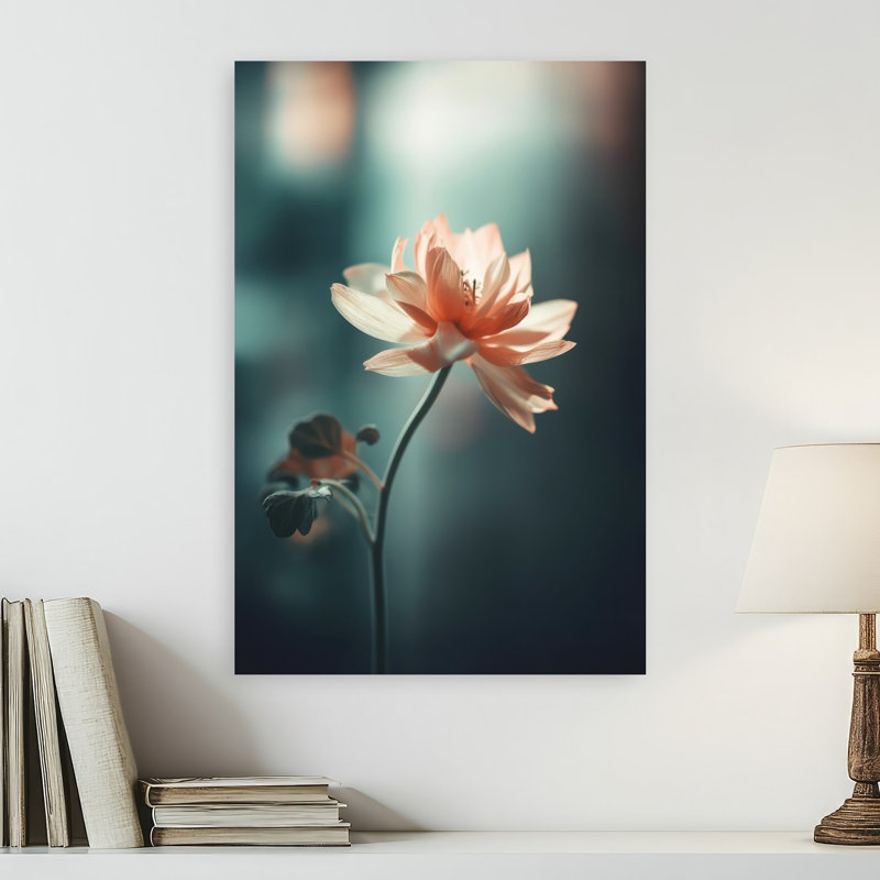 Sérénité des pétales - Affiche murale contemporaine et élégante représentant une fleur naturelle, H 24 po x l 16 po