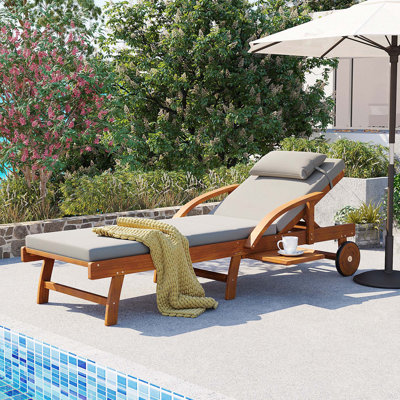 Chaise longue d'extérieur à dossier réglable en bois d'acacia avec plateau latéral et roulettes à appui-tête rembourré