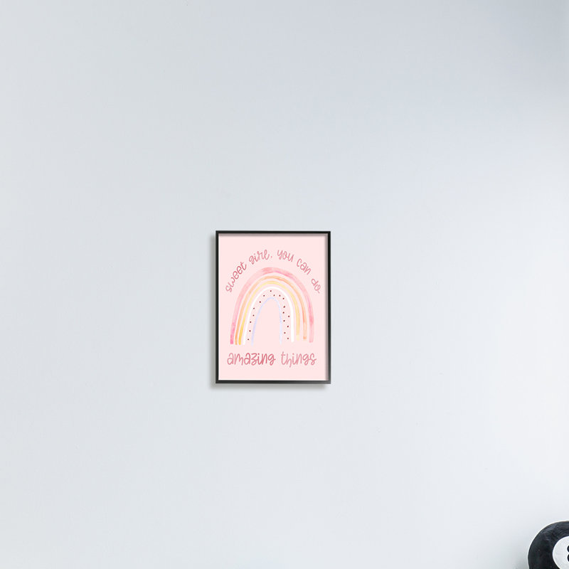 «Sweet Girl Amazing Things», phrase arc-en-ciel tacheté rose, H 14 po x l 11 po, Giclée encadrée noir minuit