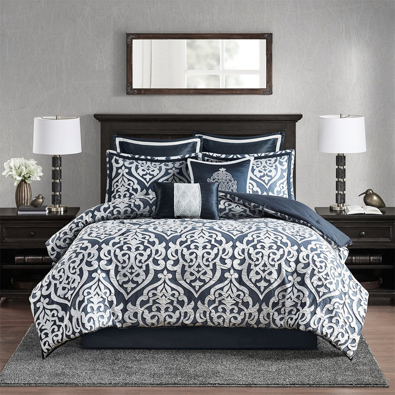 Couette bleu marine et argent pour lit King. Ensemble de 8 pièces avec garniture. Comprend 1 couette, 2 taies d'oreiller carrées, des coussins décoratifs et un cache-sommier. Motif texturé pour une touche d'élégance. Utilisation toute l'année.