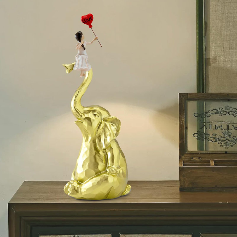 Sculpture éléphant et fille à la main en forme de cœur Goldern