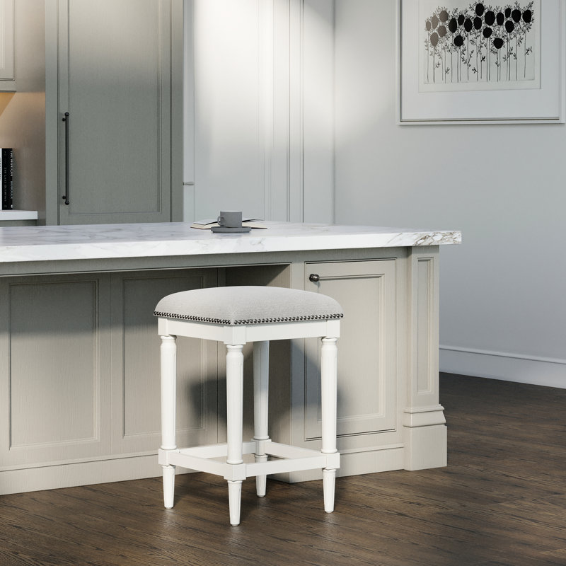 27 tabourets de comptoir carrés blancs avec un look transitionnel, 16 sièges rembourrés pour le confort, des pieds rehaussent la conception, une structure en bois massif, un siège en tissu, des patins de plancher aux planchers, un assemblage simple