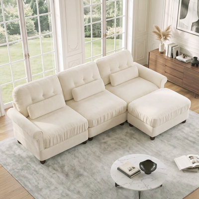 Canapé d'angle modulaire 3 places en chenille avec pouf, assise profonde avec dossier capitonné, coussins à bords froncés, accoudoirs arrondis et coussins lombaires pour salon