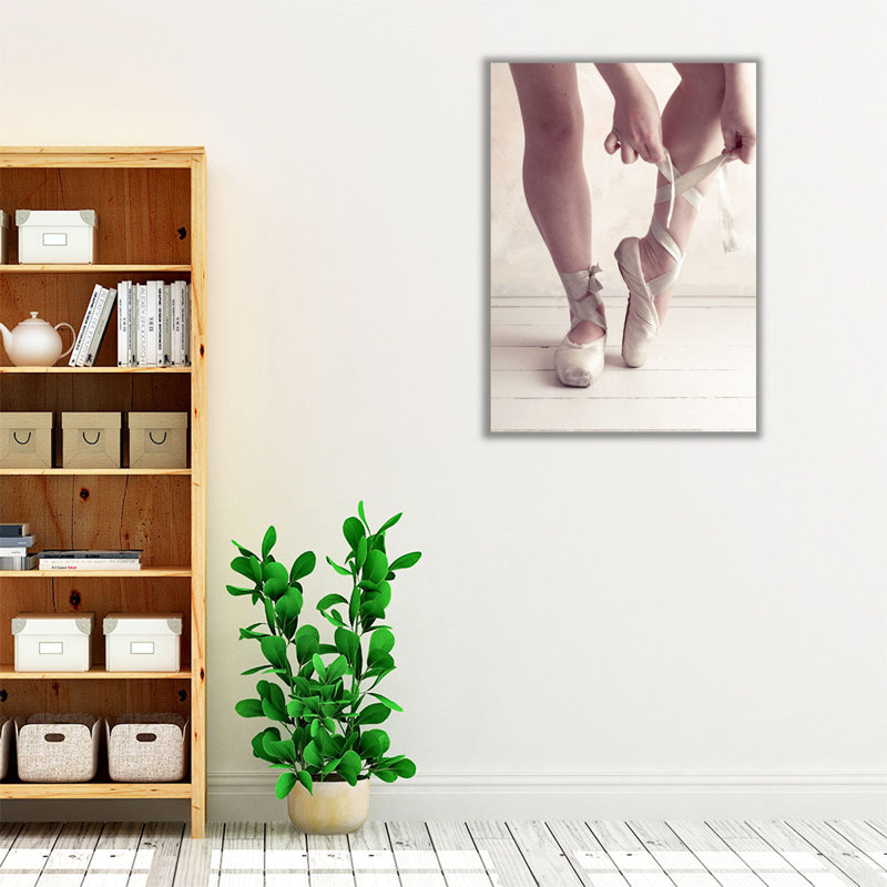 Gros plan d'une ballerine mettant des pantoufles de ballet - reproduction d'art sur toile, H 40 po x l 30 po