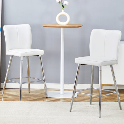 Ensemble de chaises de bar modernes en polyuréthane blanc - deux pièces, le dossier a une conception verticale et lisse avec des pieds en métal argenté. Convient pour un placement dans les bars, les salons, les bars et autres lieux.