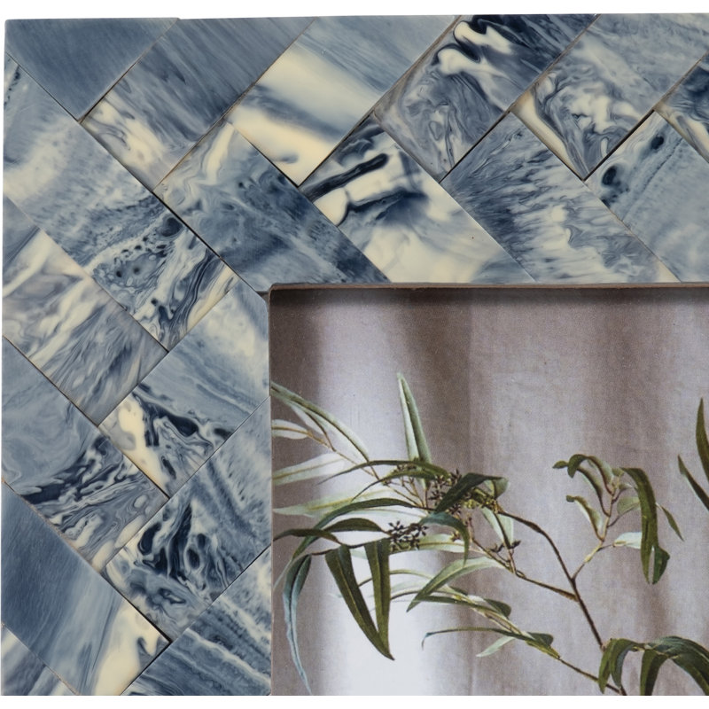 Cadre photo contemporain en résine et bois avec façade en verre et envers en bois avec détails décoratifs en polyrésine pour un affichage décoratif élégant