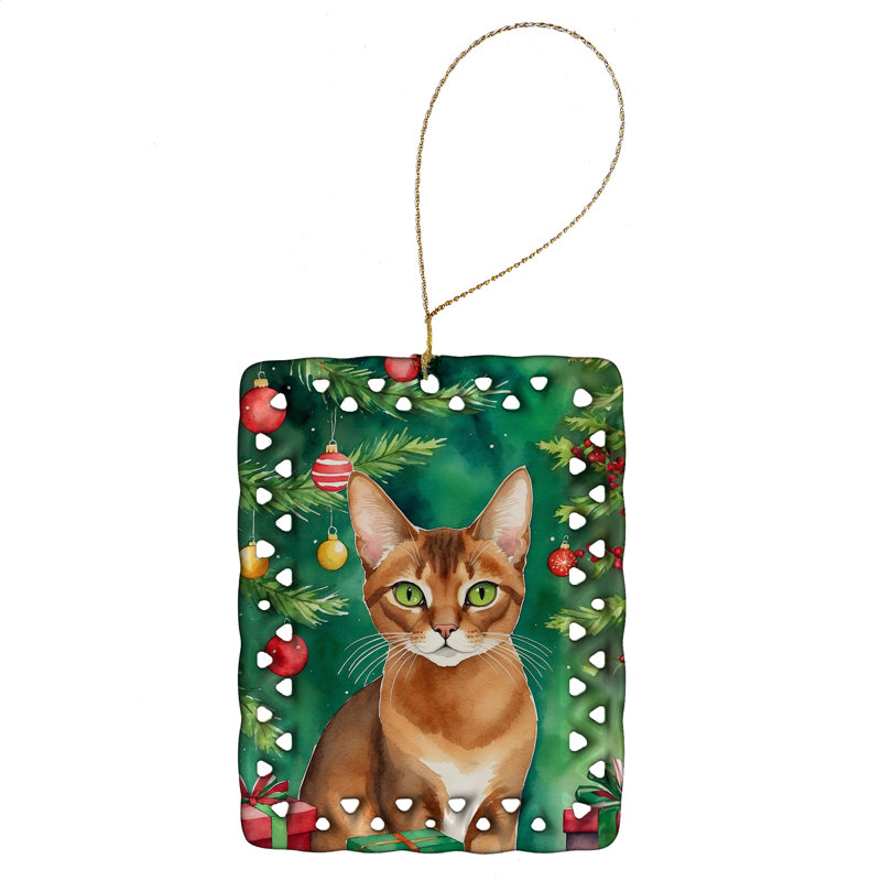 Ornement en porcelaine abyssin près du sapin de Noël, Chat abyssin