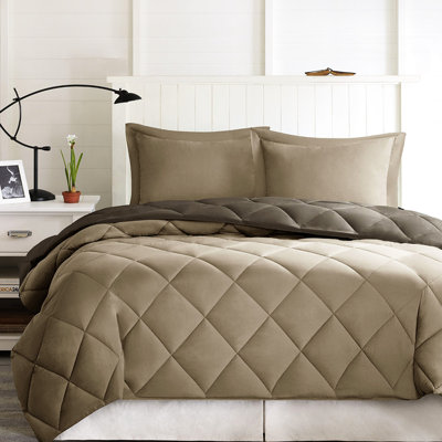 Couette réversible 3M King, garnie d'une alternative au duvet, avec 2 taies d'oreiller zippées, lavable à la machine pour un confort optimal.