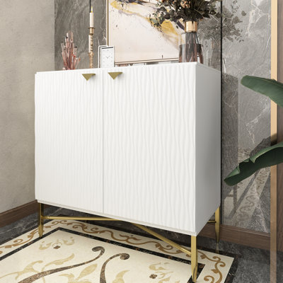 Armoire d'appoint de luxe blanche à 2 portes avec portes en diamant et lignes noires épurées. Tablettes réglables pour les livres. Poignées de couloir appropriées et pieds en métal effilés. Peut supporter jusqu'à 120 lb