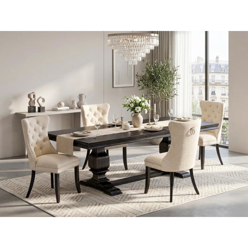 Cet ensemble de cuisine de 5 pièces se compose d'une table à manger en bois et de 4 chaises de salle à manger en tissu de polyester beige clair avec dossier capitonné à boutons - finition noire sablée.