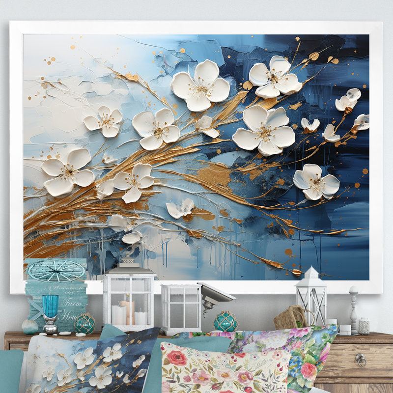 Encre liquide blanche et bleue I - Fleurs, art mural, Cadre doré à coins fermés, H 34 po x l 44 po x P 1,5 po