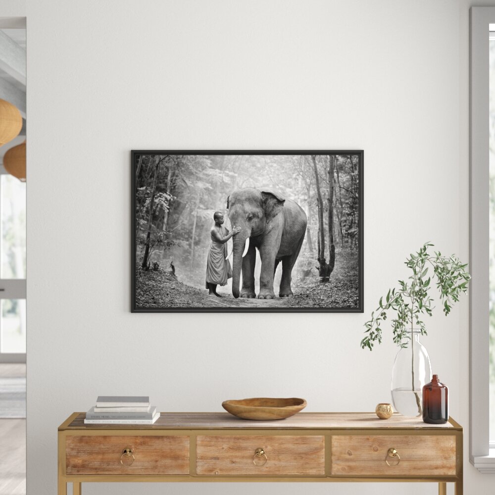 Gerahmtes Wandbild Elefant mit Mönch B&W