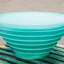 Table basse simple en résine mate bleu lac