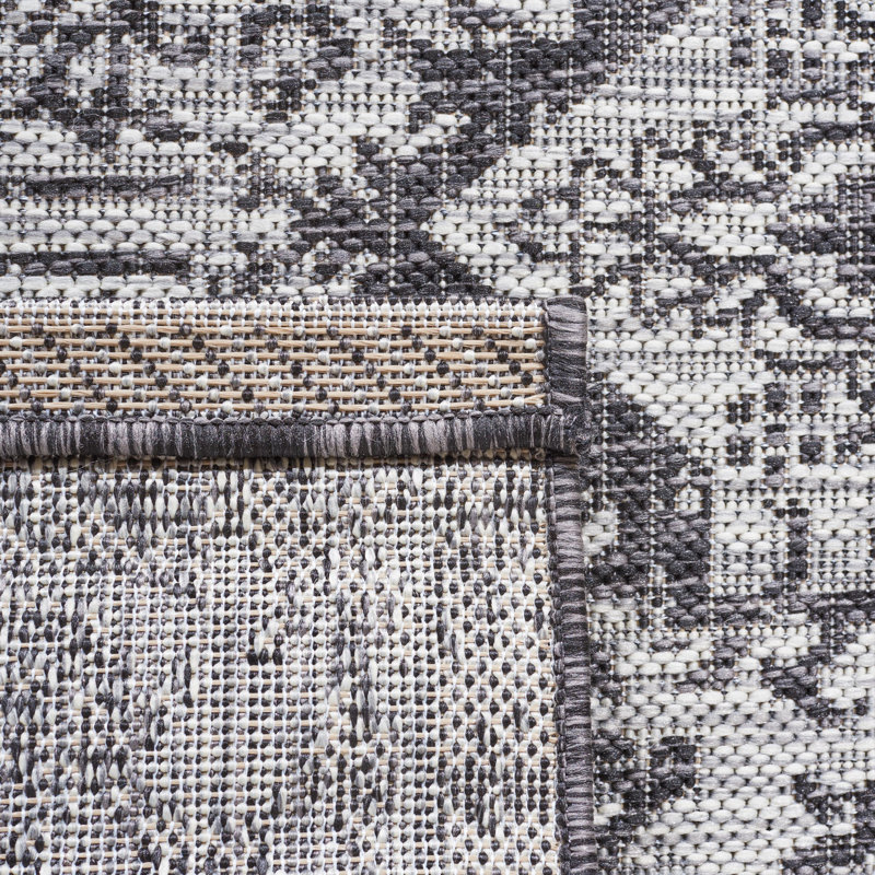 Amarien Southwestern Indoor/Outdoor Area Rug, Round 5'3"