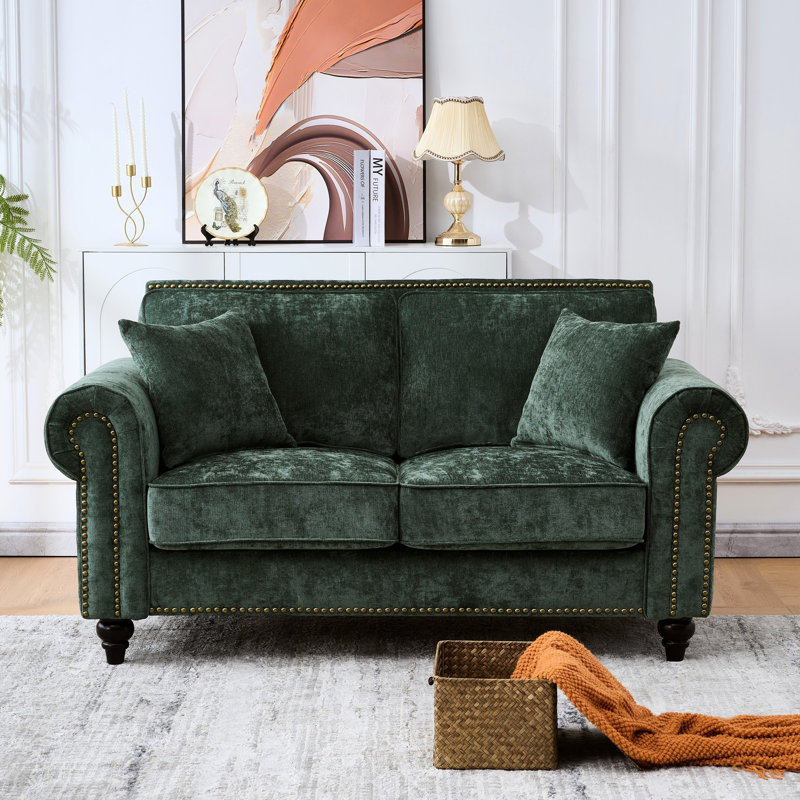 63 po 2 avec accoudoirs roulés, revêtement en chenille pour appartement, rembourrage en mousse haute, toucher velours doux, structure en bois massif, courbée, garniture cloutée, siège mi-moelleux, ajoute un style intemporel à un canapé moderne