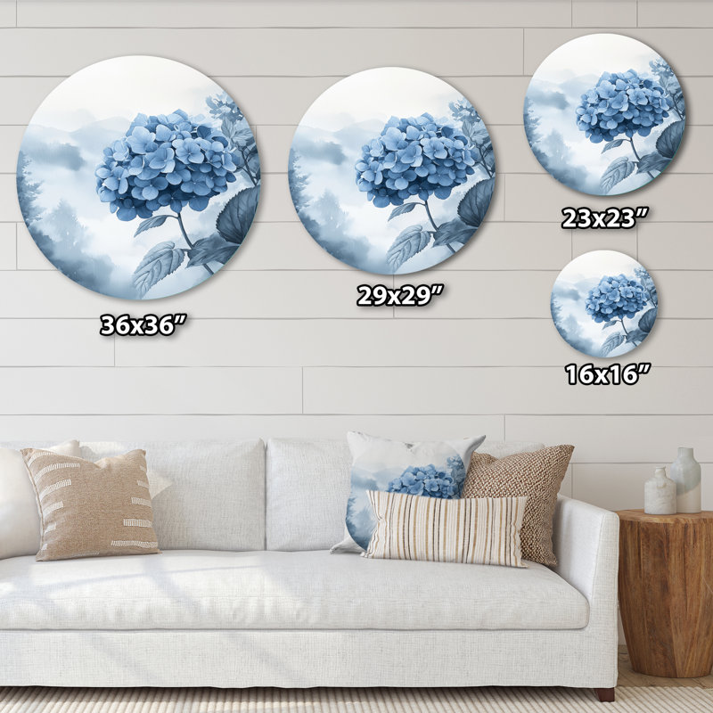 Hortensias dans un jardin brumeux I - hydrangées rondes, art mural en métal bleu traditionnel, H 16 po x l 16 po