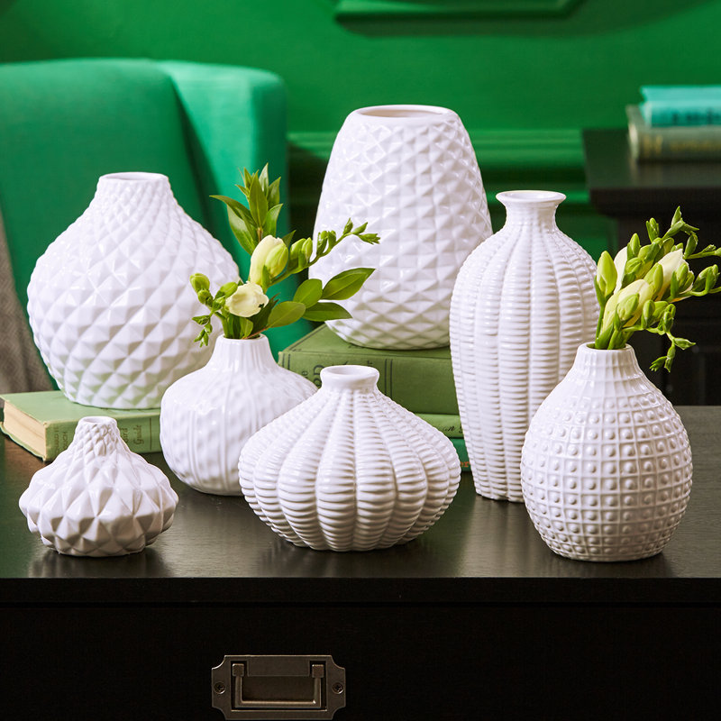 Ensemble de 7 vases décoratifs en céramique à finition blanche H 8 po