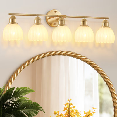 Applique murale 5 lumières en métal brossé doré, avec abat-jour en verre blanc de type tulipe, idéale pour la salle de bain, la chambre ou le salon.