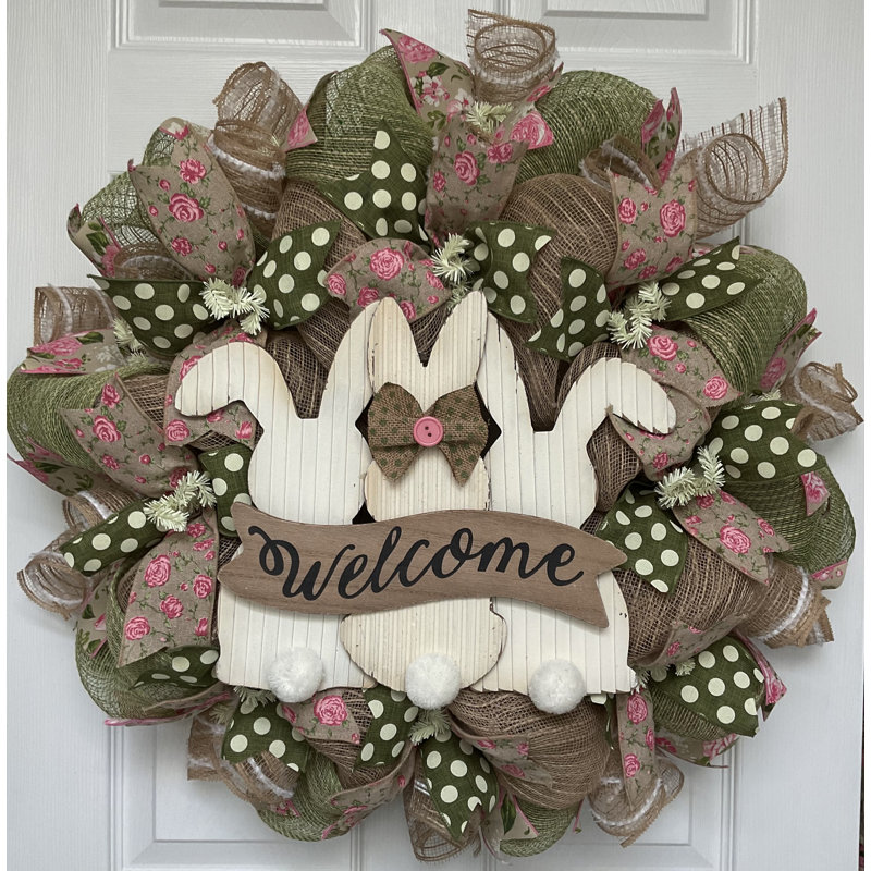 Couronne de printemps avec trois lapins blancs