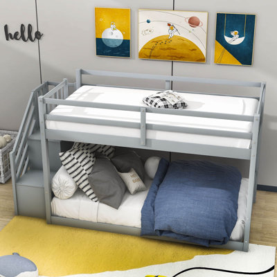 Lit superposé simple au-dessus d'un lit simple en bois avec tablette
