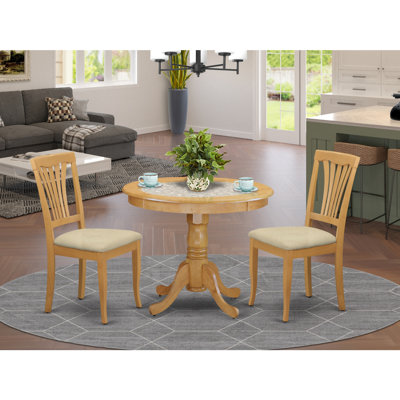 L'ensemble de table de salle à manger 3 pièces comprend une table ronde en bois avec piédestal et 2 chaises de cuisine en tissu de lin, 36 x 36 pouces, chêne