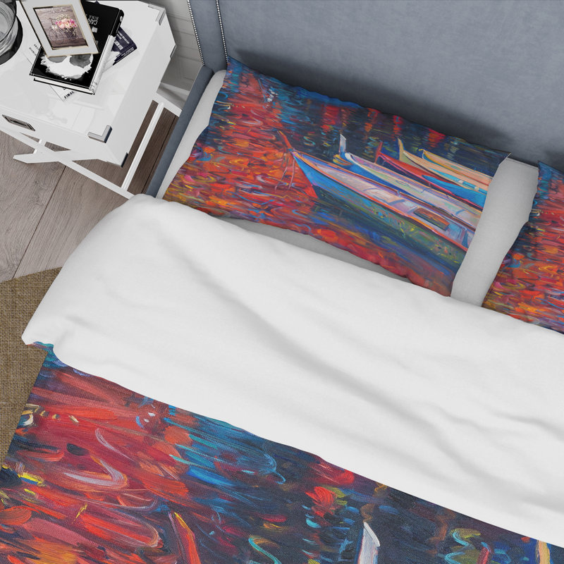 Bateaux qui se reposent sur l'eau pendant un coucher de soleil chaud - ensemble de housse de couette nautique - microfibre de polyester