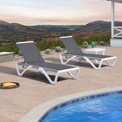 L'ensemble de 3 chaises longues de patio comprend 2 chaises sans accoudoirs + 1 table d'appoint à l'extérieur en aluminium et plastique