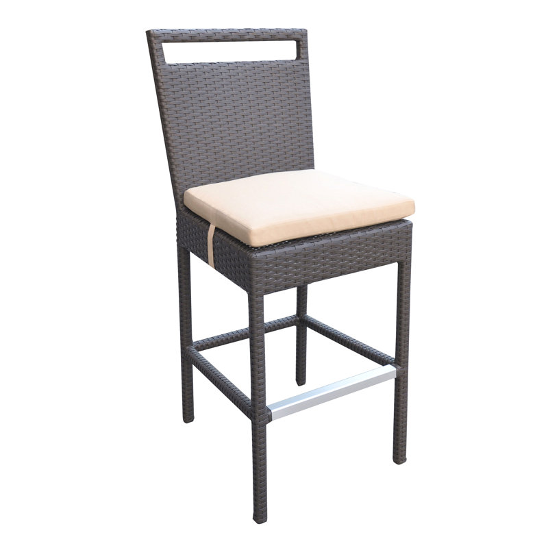 Tabouret de bar d'extérieur en osier avec coussins en tissu beige résistant à l'eau
