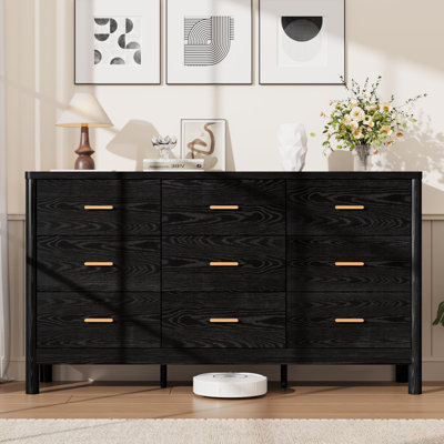 Commode 9 tiroirs blanche, commode de rangement moderne en bois avec pieds cylindriques et poignées en métal, rangement autoportant pour la chambre à coucher